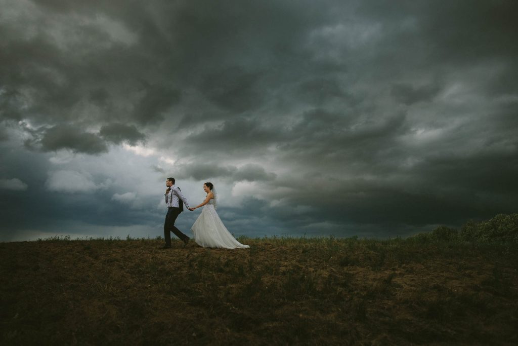 Brautpaar auf Acker für Hochzeitsfotos vom Hochzeitsfotografen in der Alten Försterei Briescht, Spreewald