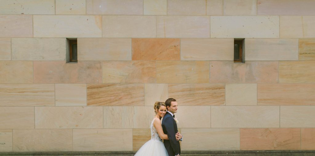 Brautpaar macht mit Hochzeitsfotograf Fotos auf Museumsinsel Berlin